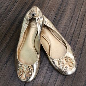 Sz 6 Tory Burch gold reva glitter logo flats